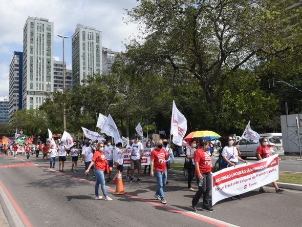 Grupo "Grito dos Excluídos" faz manifestação e Vitória por Carlos Alberto Silva