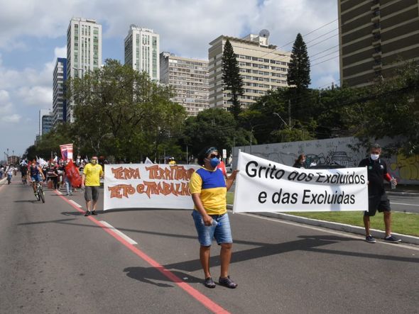 Grupo "Grito dos Excluídos" faz manifestação e Vitória por Carlos Alberto Silva
