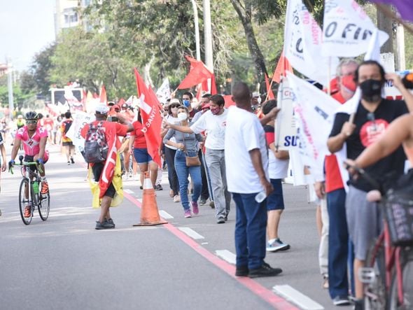 Grupo "Grito dos Excluídos" faz manifestação e Vitória por Carlos Alberto Silva