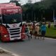 Imagem - Vídeo mostra confusão entre manifestantes e motorista na BR 101, em Cachoeiro