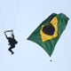  O presidente Jair Bolsonaro chega em carro aberto, dirigido pelo piloto Nelson Piquet, para a cerimônia de hasteamento da bandeira no Palácio da Alvorada