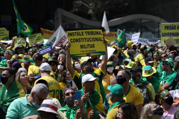 Apoiador do presidente Jair Bolsonaro exibe cartaz com mensagem antidemocrática em protesto em São Paulo