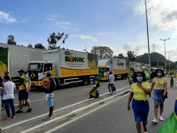 Caminhões chegam à Praça do Papa