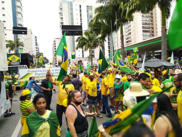 Manifestantes pró-Bolsonaro se reúnem em posto de combustível em Vila Velha