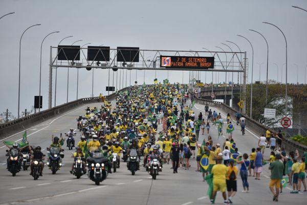 Motociata de manifestantes pró-Bolsonaro, na Terceira Ponte