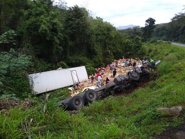 Motorista de caminhão fica ferido em acidente em Anchieta  por Pedro Lourencini
