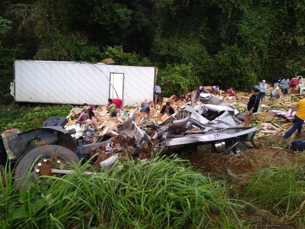 Motorista de caminhão fica ferido em acidente em Anchieta  por Pedro Lourencini