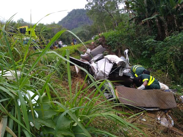 Motorista de caminhão fica ferido em acidente em Anchieta  por Pedro Lourencini