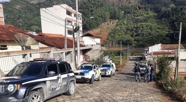 Os presos são suspeitos de atuar há, pelo menos, seis meses no município e serem responsáveis pela compra, transporte e distribuição de drogas