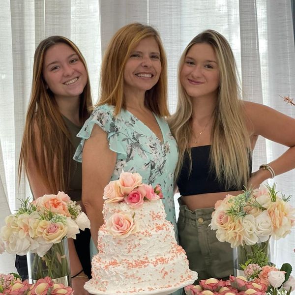A ex-companheira de Gugu Liberato, Rose Miriam Di Matteo, comemorando aniversário com as filhas 