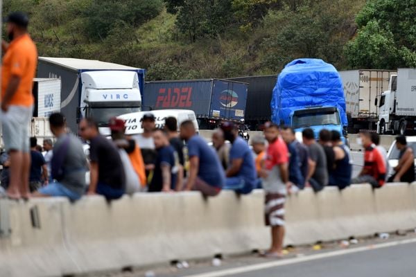 Manifestação dos caminhoneiros no Km 306  da BR 101, em Viana, antigo Posto Flecha