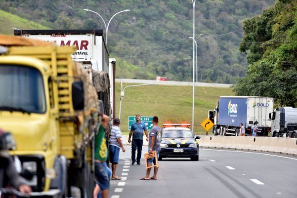 Manifestação dos caminhoneiros no Km 306  da BR 101, em Viana, antigo Posto Flecha