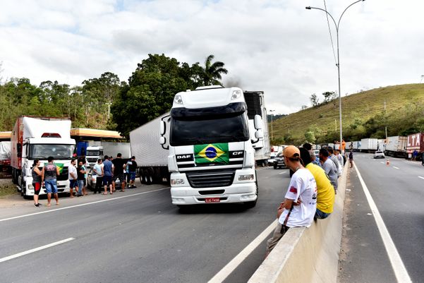 Manifestação dos caminhoneiros no Km 306  da BR 101, em Viana, antigo Posto Flecha