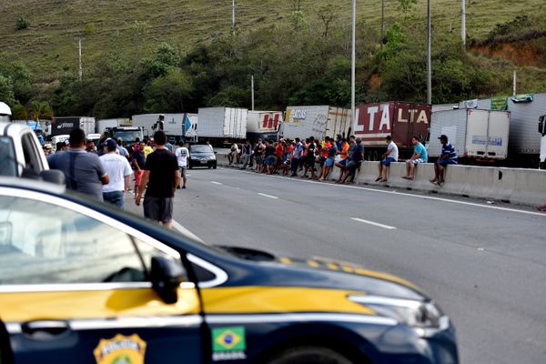 Manifestação dos caminhoneiros no Km 306  da BR 101, em Viana, antigo Posto Flecha
