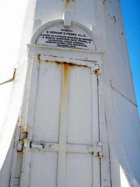 Porta que dá acesso ao interior do Farol de Santa Luzia, entrada exclusiva para pessoas autorizadas