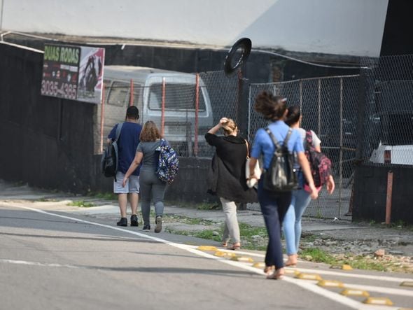 Passageiros descem dos ônibus e seguem viagem a pé por Fernando Madeira