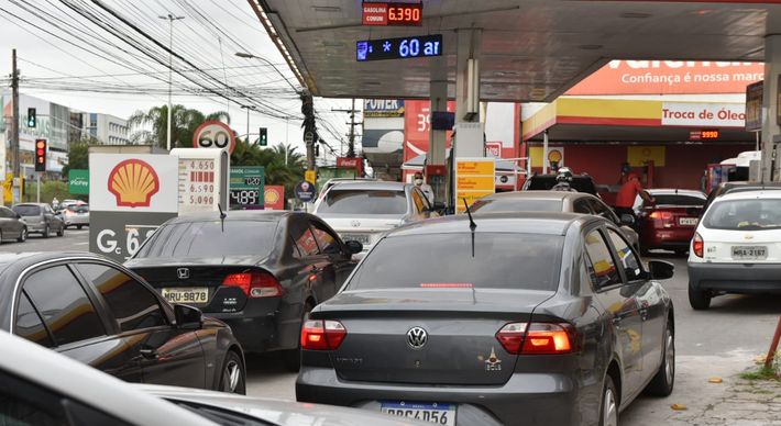 Mesmo com a gasolina a R$ 7, postos de combustíveis seguem lotados em todos o Estado