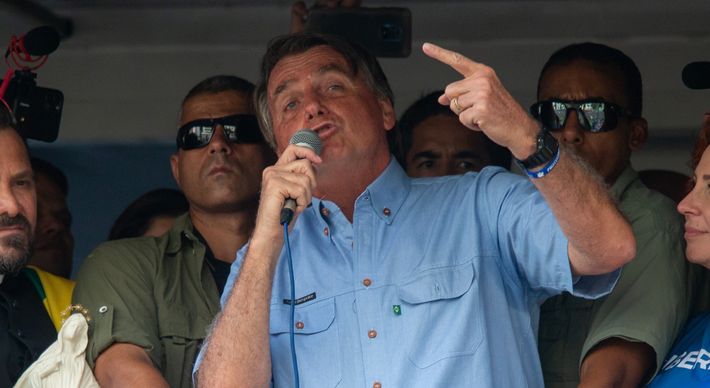 Durante o grande ato de cunho golpista que convocou para o feriado do 7 de Setembro, o presidente Jair Bolsonaro (sem partido) afirmou que não iria cumprir quaisquer ordens judiciais do ministro do STF (Supremo Tribunal Federal) Alexandre de Moraes.