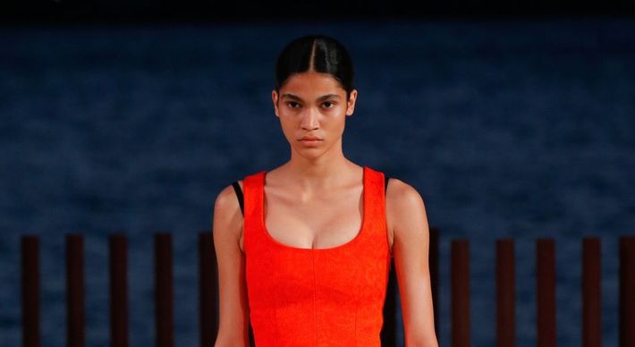 Raynara Negrine desfilou para Proenza Schouler na abertura do evento. As grifes Carolina Herrera e Michael Kors são os próximos desfiles que ela participa