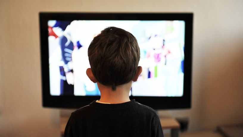Criança; televisão; internet; tecnologia