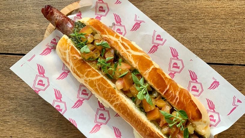 Hot dog à Caprese, cachorro-quente servido no Don Pedro Bistrô, em Vitória