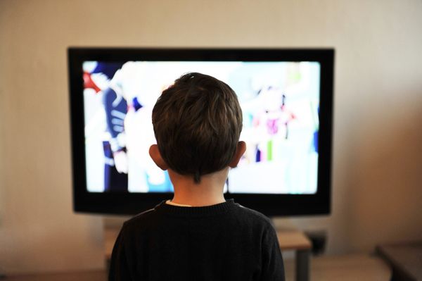 Criança; televisão; internet; tecnologia