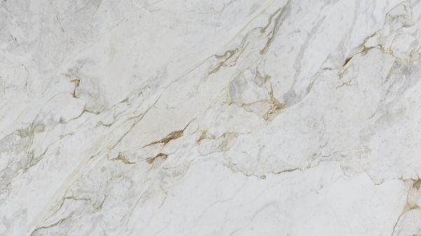 Devido a porosidade, o mármore não é muito recomendado para bancadas na cozinha. Temperos, óleos e produtos abrasivos afetam a durabilidade do material. 