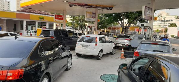 Fila em posto da Avenida Luciano das Neves, em Vila Velha por Carlos Alberto Silva