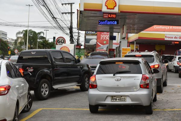 Fila para abastecimento em posto de Campo Grande, em Cariacica  por Fernando Madeira