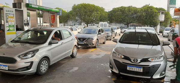 Fila em posto de combustíveis, em Vila Velha por Carlos Alberto Silva
