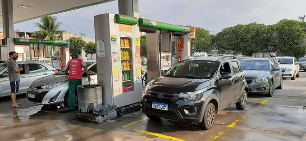 Filas em posto de combustíveis por Carlos Alberto Silva