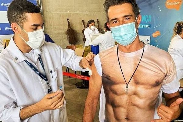 Marcos Pasquim recebe vacina contra a Covid 'sem camisa'