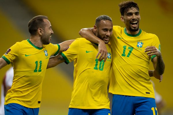Neymar marcou o segundo gol da vitória do Brasil e comemorou com Paquetá e Everton Ribeiro