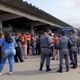 Passageiros fazem protesto e impedem saída de onibus no Terminal de Itacibá, em Cariacica