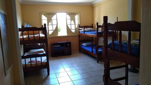 Anúncio prometia casa com acomodação até 20 pessoas, piscina e três vagas de garagem por Reprodução