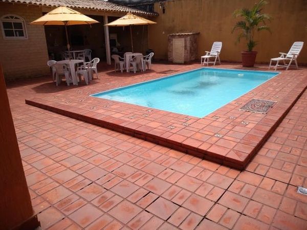Anúncio prometia casa com acomodação até 20 pessoas, piscina e três vagas de garagem por Reprodução