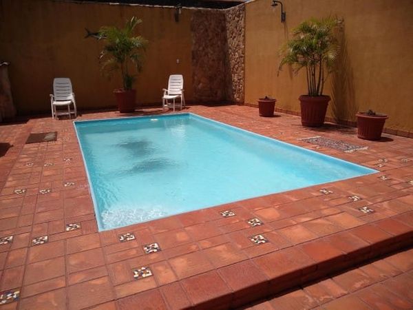 Anúncio prometia casa com acomodação até 20 pessoas, piscina e três vagas de garagem por Reprodução