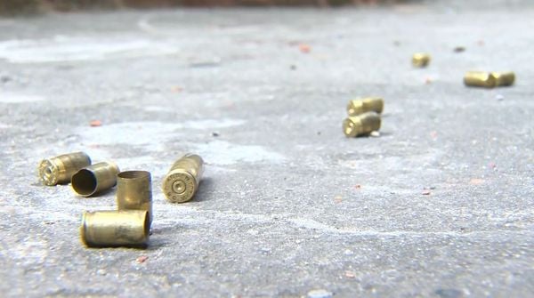 Cápsulas de munição ficaram no chão do bairro após os tiros