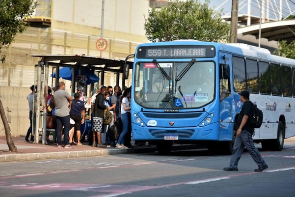 Rodoviários só liberaram os ônibus das garagens a partir de 7h, pontos e terminais ficaram lotados