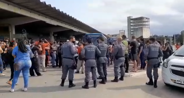 Passageiros fazem protesto e impedem saída de onibus no Terminal de Itacibá, em Cariacica