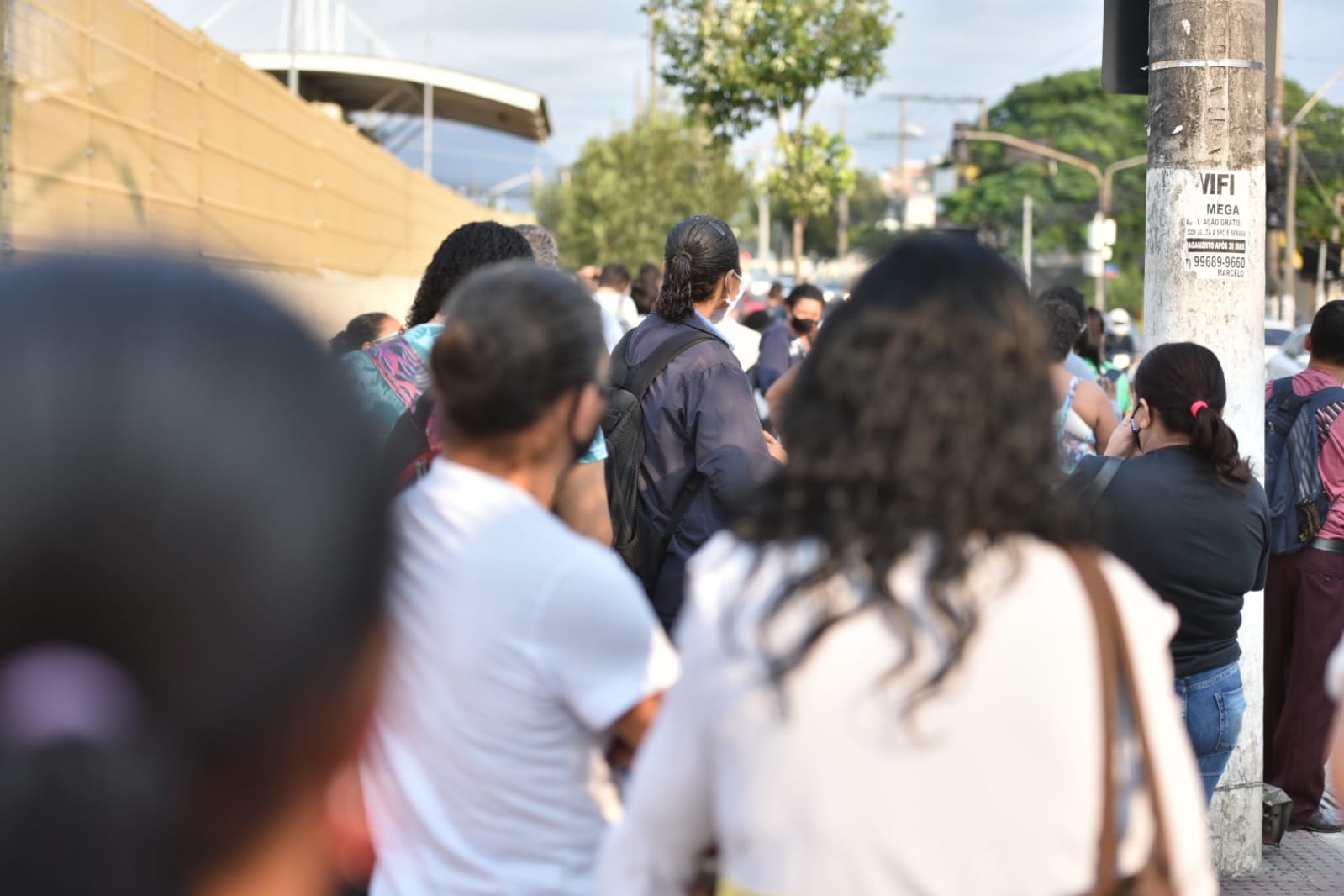População esperando ônibus na manhã desta sexta-feira (10) na Vila Rubim, em Vitória