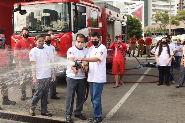 Primeira Brigada formada por pessoas com Down do Brasil do Corpo de Bombeiros do ES. por Carlos Alberto Silva