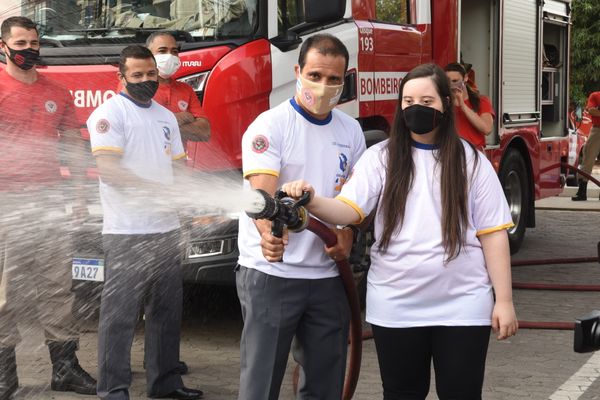 Primeira Brigada formada por pessoas com Down do Brasil do Corpo de Bombeiros do ES. por Carlos Alberto Silva