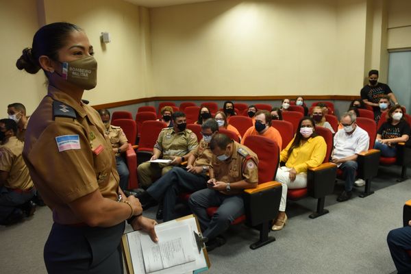 A tenente BM Andresa durante a primeira Brigada formada por pessoas com Down do Brasil do Corpo de Bombeiros do ES. por Carlos Alberto Silva