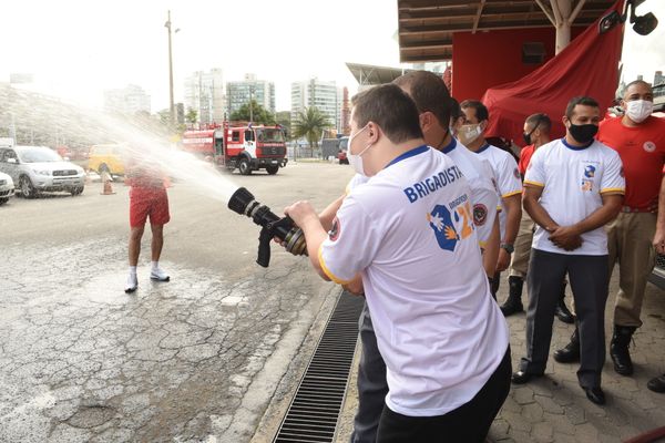 Primeira Brigada formada por pessoas com Down do Brasil do Corpo de Bombeiros do ES. por Carlos Alberto Silva