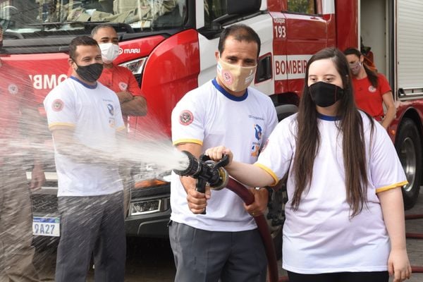 Primeira Brigada formada por pessoas com Down do Brasil do Corpo de Bombeiros do ES. por Carlos Alberto Silva