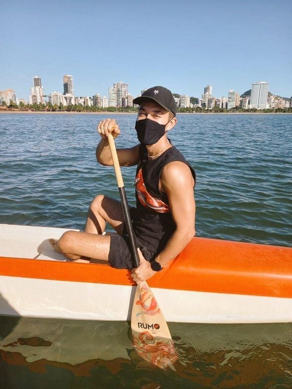 Vitor Piazzarollo, advogado, pratica canoa havaiana em Vitória