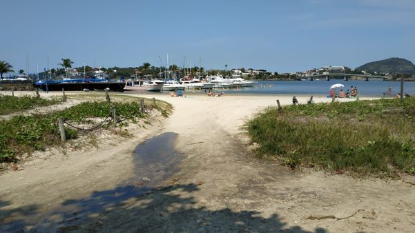 Vazamento de esgoto deixa praia imprópria em Vitória