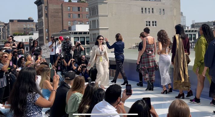 Júlia Loyola apresentou a coleção cápsula da 'ATITÚ', no desfile da Flying Solo neste domingo (12)