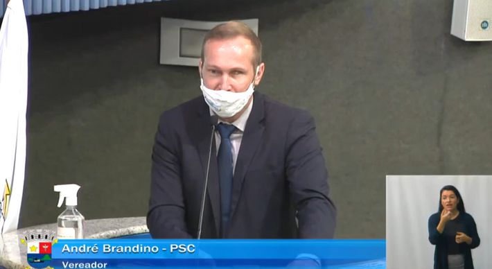 André Brandino (PSC) usou a tribuna da Câmara de Vitória para criticar reserva de vagas para negros e disse que era chamado de 'alemão azedo' na infância; especialistas ressaltam que racismo reverso não existe
